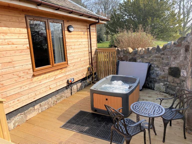 Pheasant Lodge with Hot Tub - B&B Forgandenny