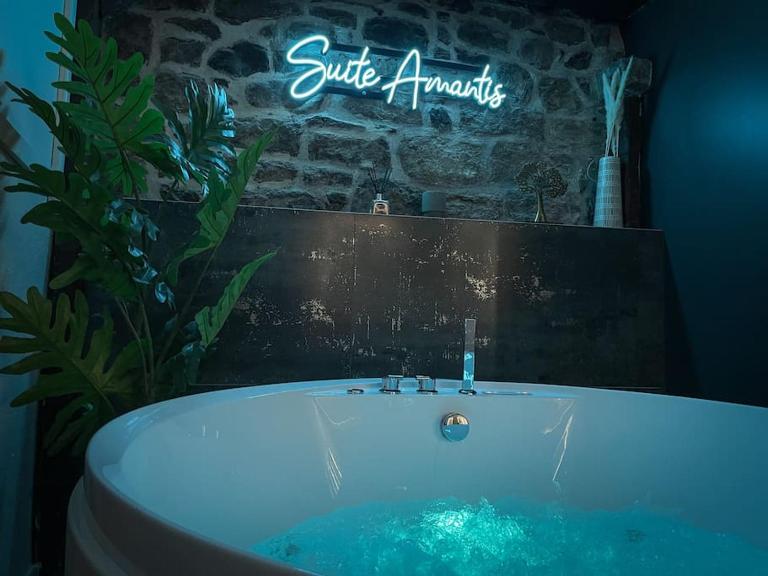 Suite Luxueuse Jacuzzi SUITE AMANTIS By Noma - Bed and Breakfast Saint-Chamond