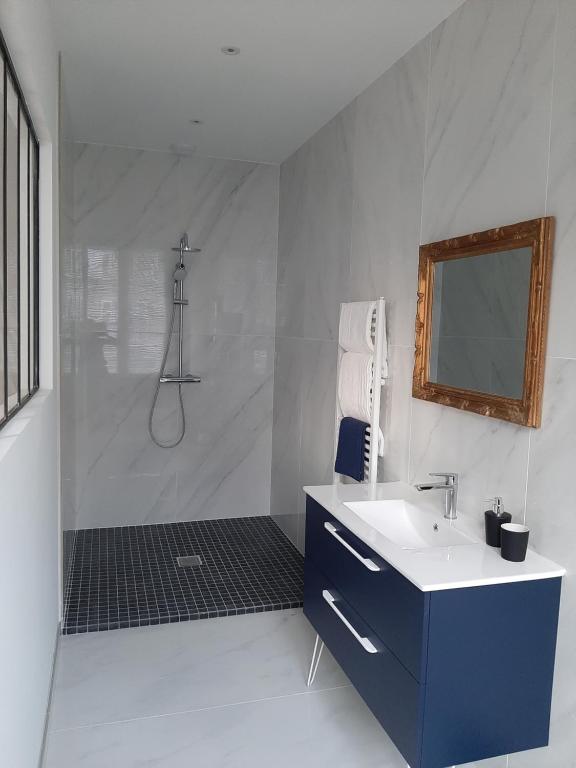 Suite Yves Klein - proche gare et centre-ville- entrée privée - Bed and Breakfast Remiremont
