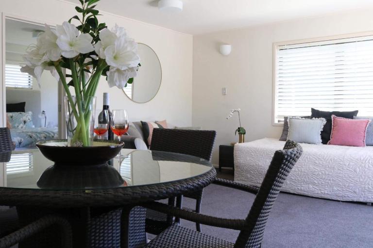 Retreat on Rita ~ Downtown Mount Maunganui with beach access - Ferienwohnung Mount Maunganui