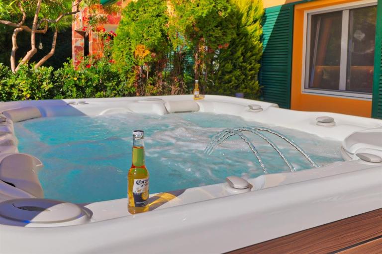 Lujo en Higuerón jacuzzi privado, terraza y piscina con vistas al mar - B&B Tormaleo