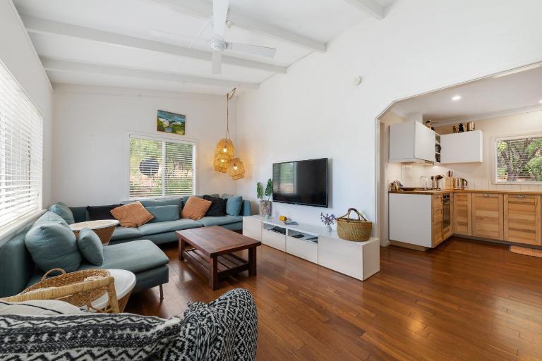 Peaceful and Renovated Original Beach House with Sweeping Views of Gracetown - Chambres d'hôtes Gracetown