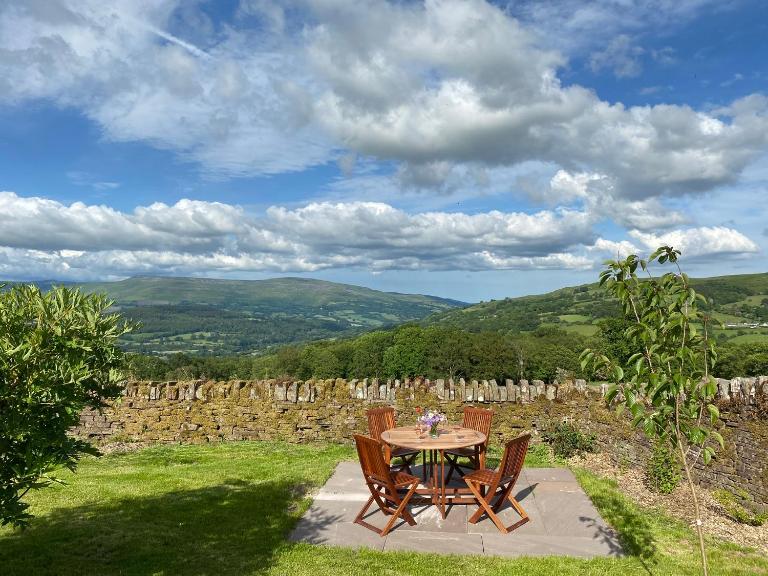 Pant Llwyd Farm - Bed and Breakfast Llangynidr