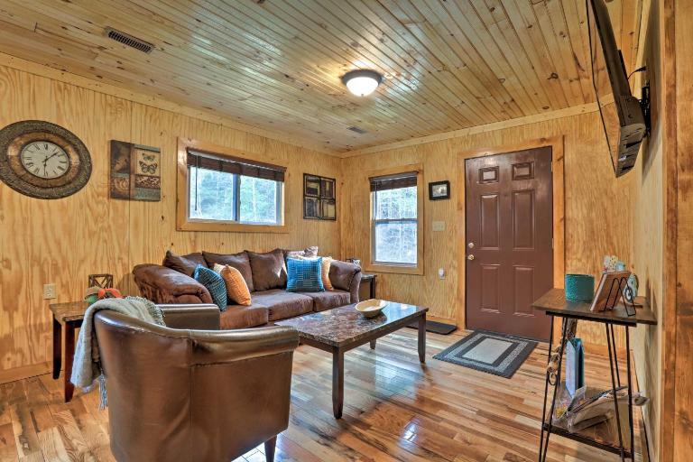 Cozy Creekside Cabin ~ 24 Mi to Red River! - Chambres d'hôtes Beattyville