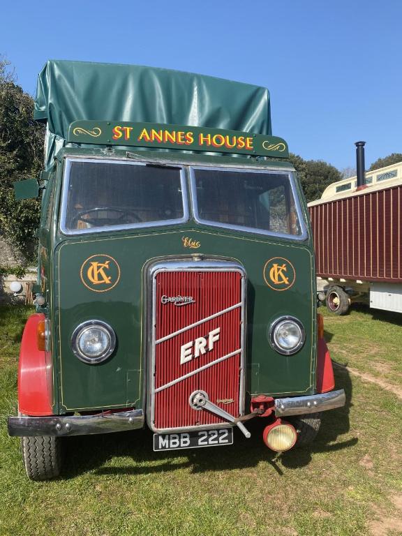 Rare 1954 Renovated Vintage Lorry - Costal Location - Chambres d'hôtes Plymouth