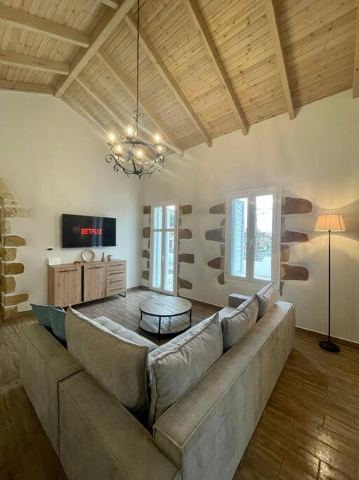 Villa Eftychia Serene Getaway with Hot Tub in a Quiet Location - Ferienwohnung Kissamos