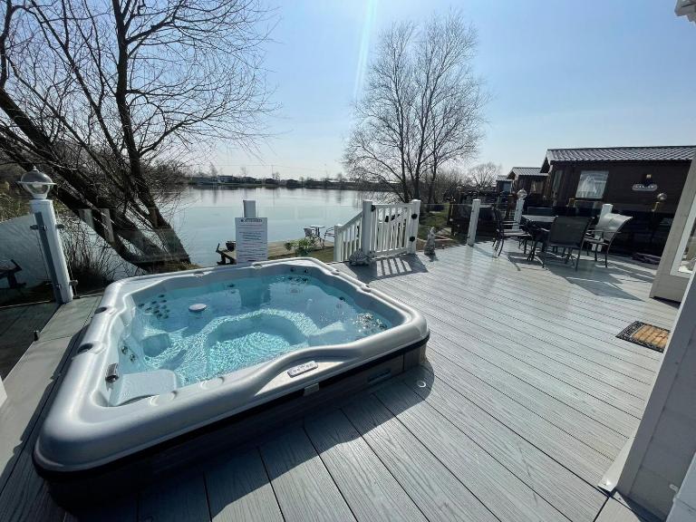 Indulgence lakeside lodge i1 with hot tub, private fishing peg situated at Tattershall Lakes Country Park - Chambres d'hôtes Tattershall