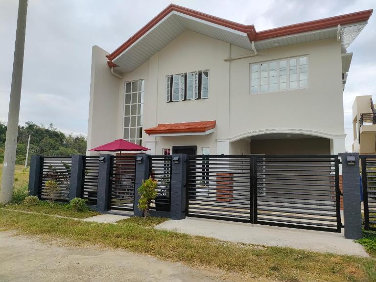 Lucky Swiss Transient House Alaminos - Entire House near Hundred Islands - Bed and Breakfast Balo