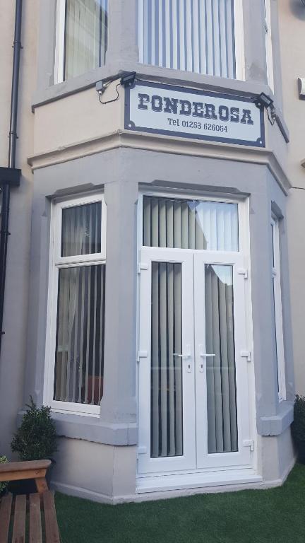 PONDEROSA B&B with free onsite parking and breakfast included - Bed and Breakfast Blackpool