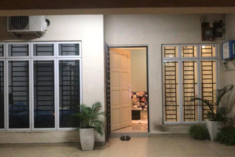 Terrace house near Stulang Laut CIQ Midvalley KSL for 7Pax - Ferienwohnung Johor Bahru