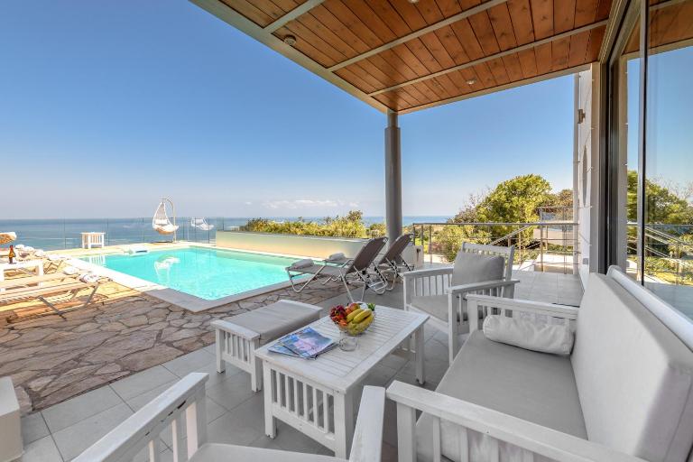 Villa Serenity - With Private Heated Pool - B&B Geráni