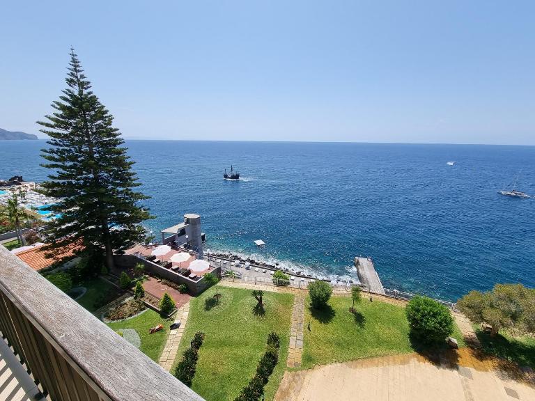 Ocean at your feet! - B&B Funchal