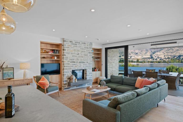 Winona of Wanaka - Luxury Lakefront Apartment - B&B Wanaka