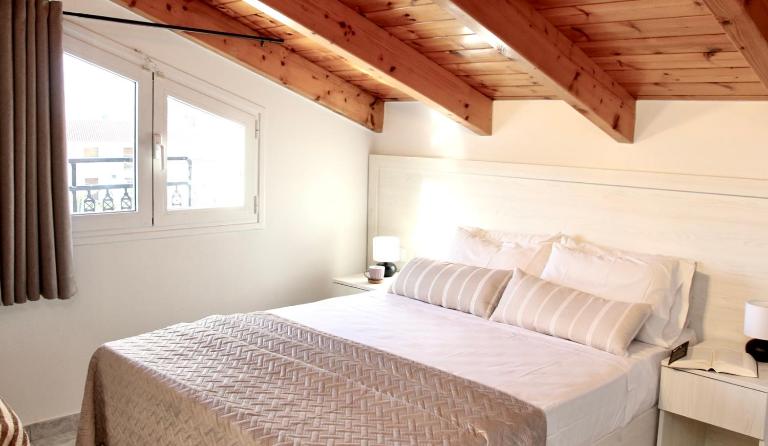 Lightful Attic at Regina Apartments - B&B Alikanas