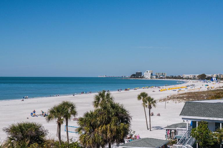 NEWLY Reno Beach Condo The beach is your backyard - B&B St. Pete Beach