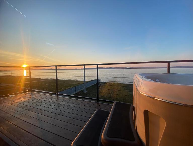 Hullám Panorama & Jacuzzi - B&B Balatonlelle