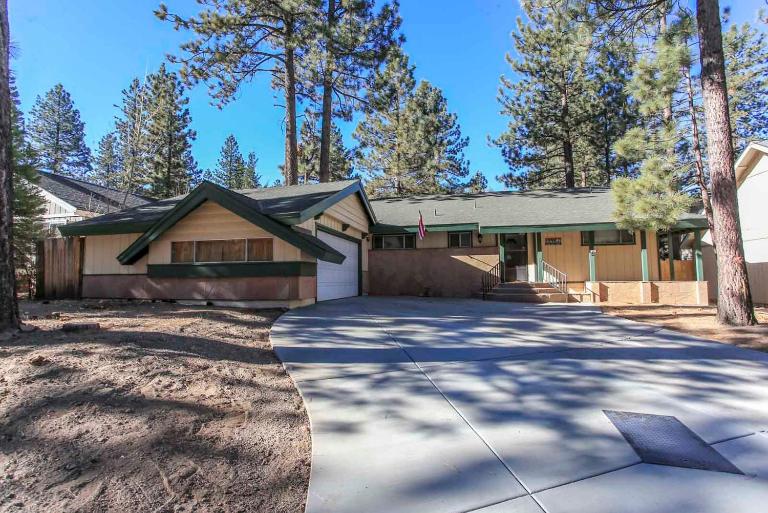 Cozy Up to Summit — Walk to Snow Summit | Hot Tub | Game Room | Mountain Retreat - B&B Big Bear Lake