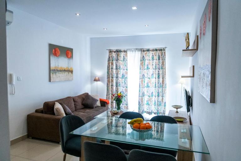 Rua Cosy Apartment Sliema (3 Bedroom 2 Bathroom), 2 mins walk from sea - Ferienwohnung Sliema