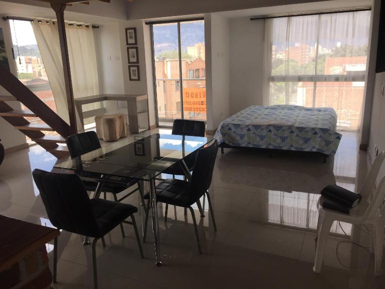 Apartamento Lof, Dúplex, iluminado, bueno , céntrico y bien ubicado en Laureles estadio - Chambres d'hôtes Medellín
