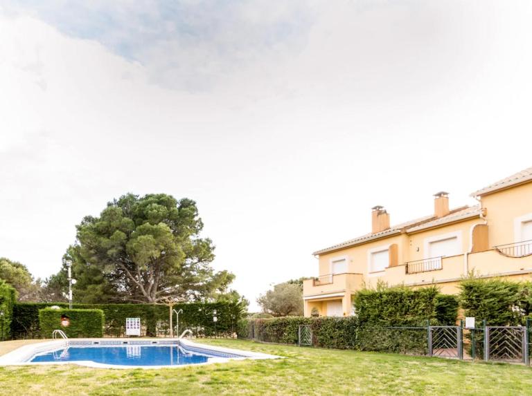 Illa Sistach Rentals: Casa con piscina comunitaria - B&B l'Estartit
