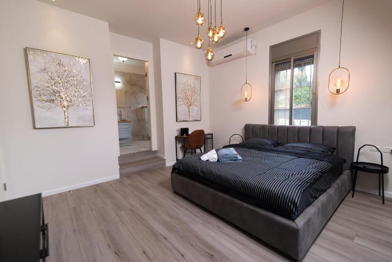 King's bed - Stay Royal and Stylish Bahai's Garden - B&B Haifa