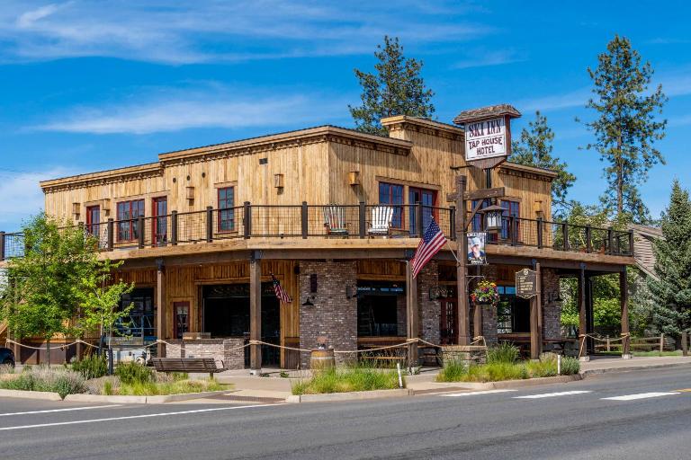 Ski Inn Taphouse Hotel - B&B Sisters