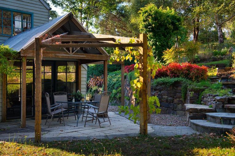 Storybook Cottage-surrounded by beautiful gardens - B&B Daylesford