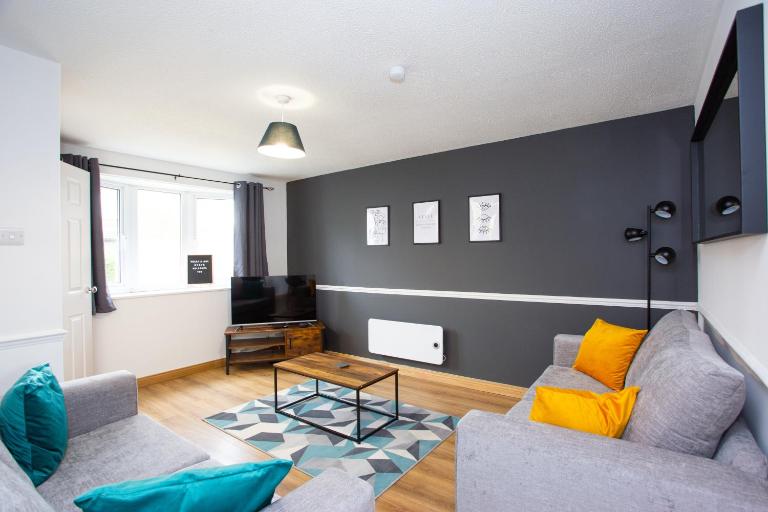 GERARD WALK - Spacious Home, High Speed Wi-Fi, Free Parking, Garden - B&B Swindon
