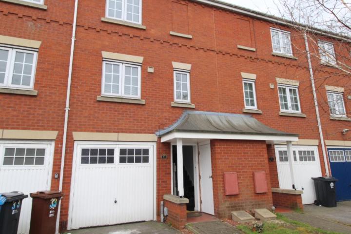 GORGEOUS 7 PERSON 3 BEDROOM 3 BATHROOM HOUSe - B&B Hull