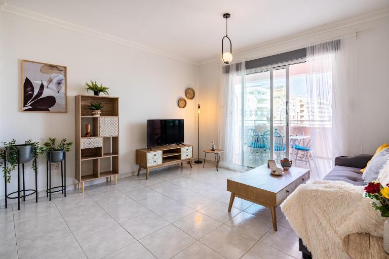 Sweet retreat 2-BR Apartment in Mackenzie - Chambres d'hôtes Larnaca