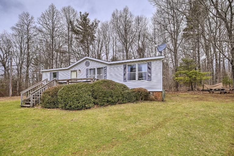 Serene Home: 2 Decks, 3 Mi to Blue Ridge Pkwy - B&B Willis