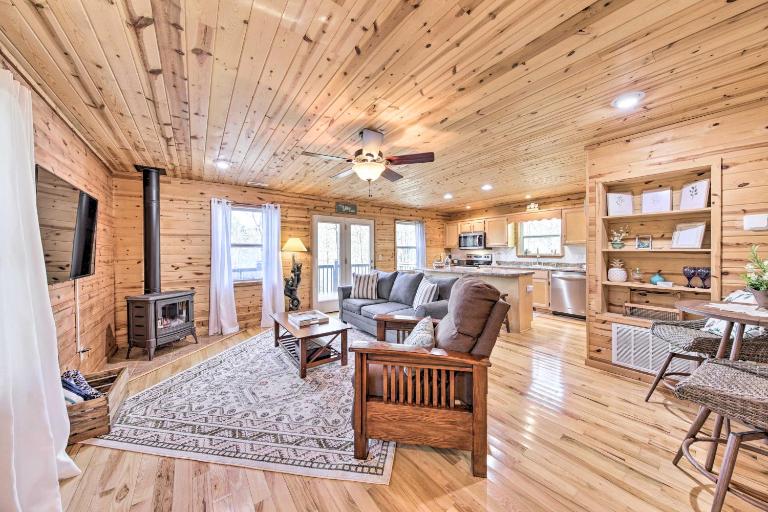 Scenic Murphy Escape with Hot Tub & Fire Pit! - B&B Murphy