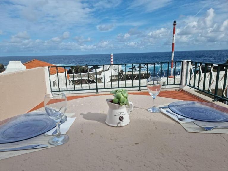 "Apartamentos do Farol" com vista para o mar - B&B Santa Cruz das Flores