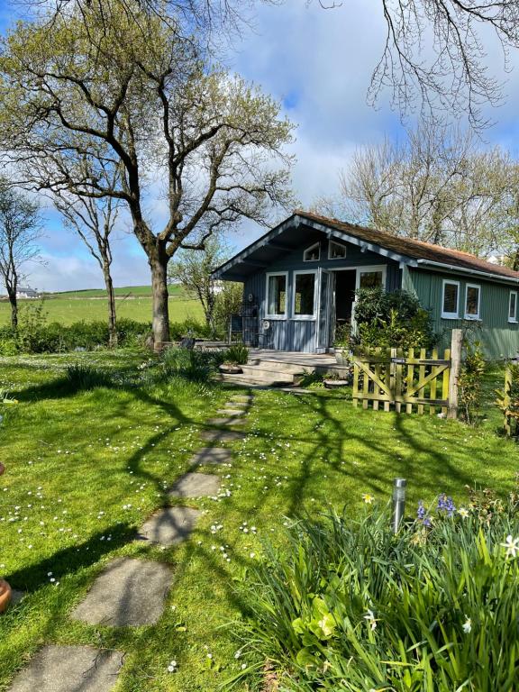Beech Hut - a streamside family escape near Salcombe and Beaches - Bed and Breakfast South Milton