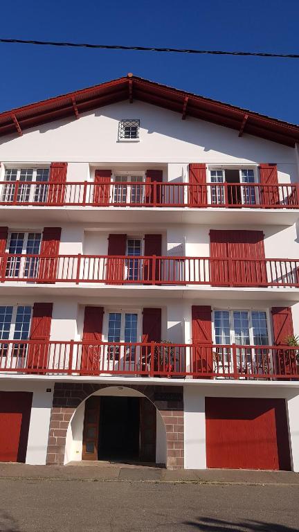 Appartement T3 lumineux et au calme. Wifi,Netflix et parking gratuit. - B&B Hendaye