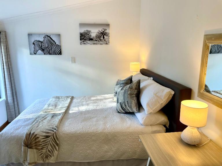 17 HAWKES HEAD SELF CATERING - B&B East London