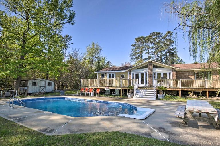 Lush Gilbert House with Outdoor Oasis on Lake Murray - Bed and Breakfast Lake Murray Shores