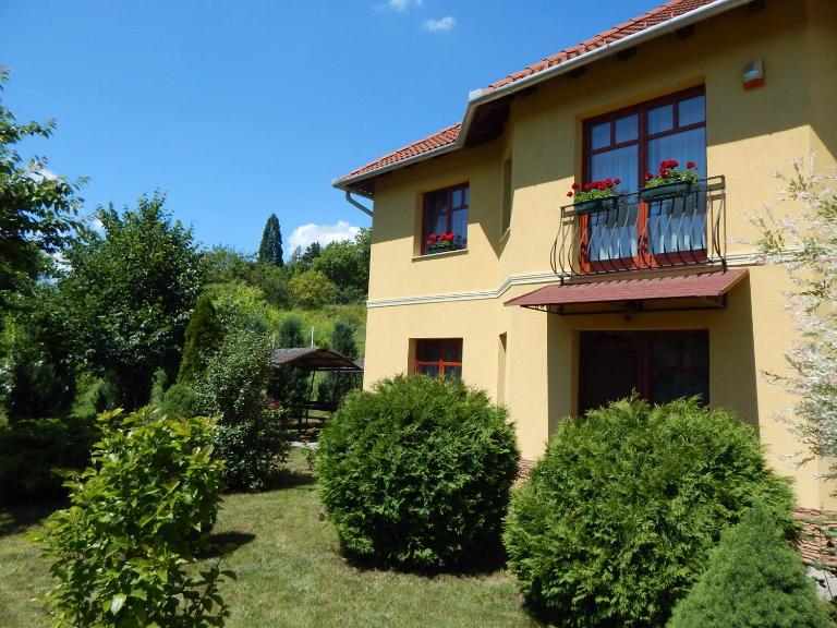 Völgy Apartman - B&B Eger