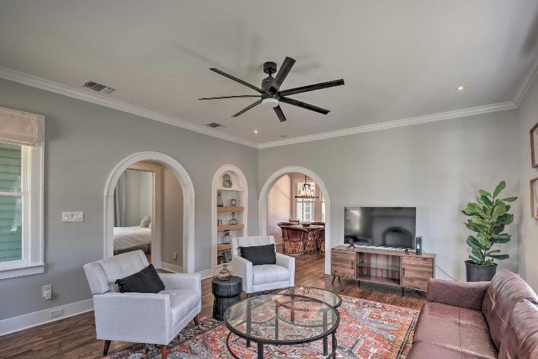 Historic Home w/ Yard Near St Mary's Strip! - B&B San Antonio