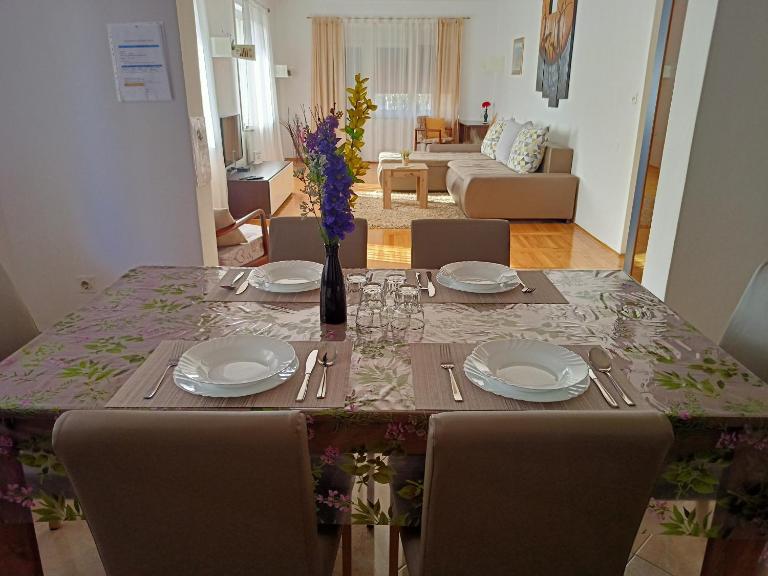 Apartment Tomas,,,Spacious house with private parking,terrace,5G Internet,,,,, - Bed and Breakfast Zadar