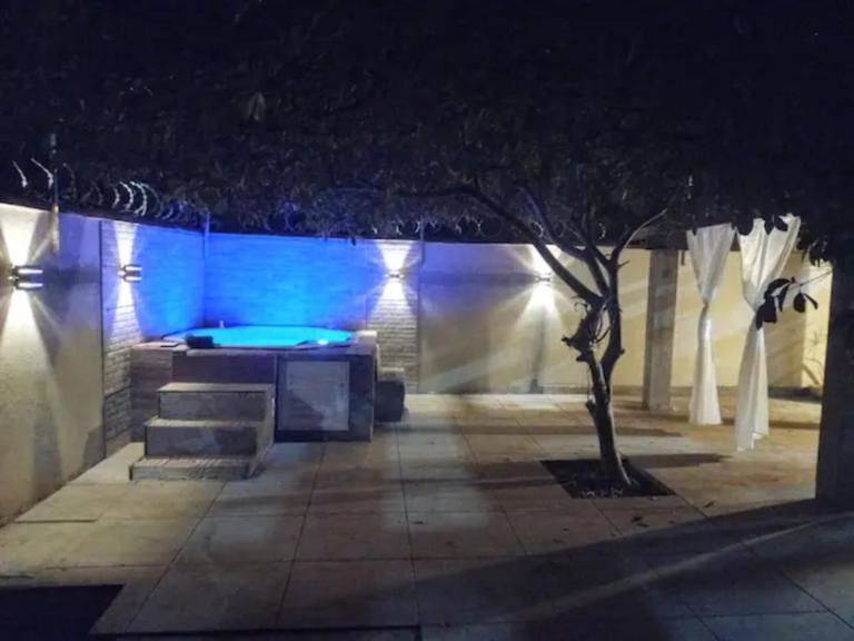 CASA COM SPA DE HIDRO, AQUECEDOR E CROMOTERAPIA A 1,0 kM DO CENTRO - B&B Chapada dos Guimarães