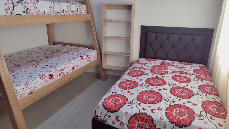 AMPLIO APARTAMENTO AMOBLADO SECTOR LAURELES-ESTADIO Paris - B&B Medellín