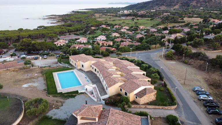 residence baia sant anna con piscina - B&B Tanaunella