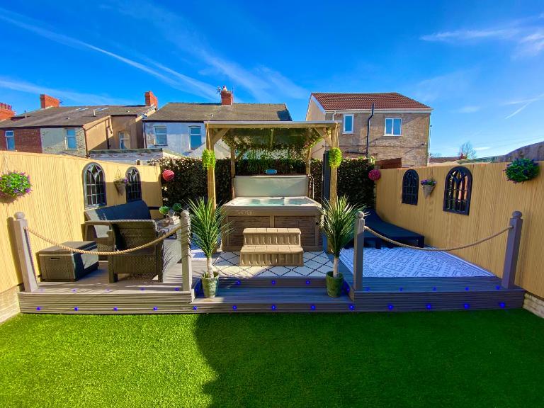 NEW…THE HOTTUB HOUSE BLACKPOOL PLEASURE BEACH - B&B Blackpool