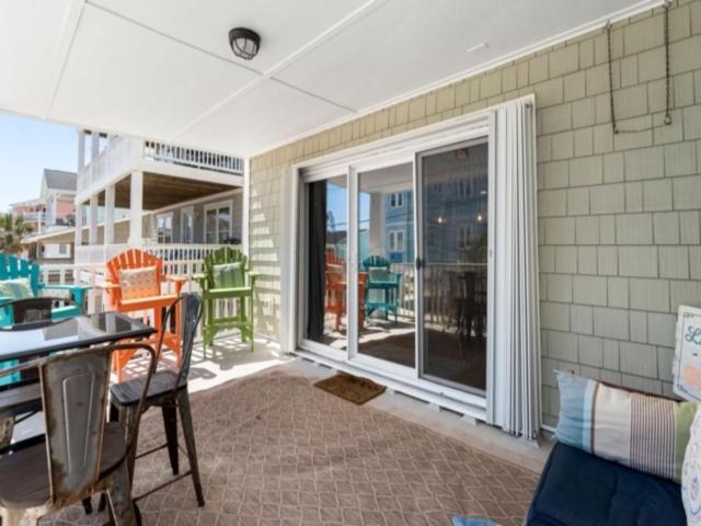 Laid Back By The Sea - Steps from the beach with amazing ocean views, Parking for 2 included, condo - Ferienwohnung Carolina Beach