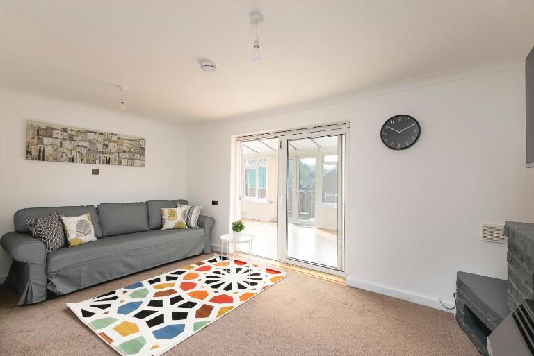 Skyvillion - STEVENAGE SPACIOUS & COZY 3Bed House with Parking, Wifi, Garden - B&B Aston End