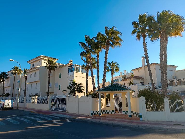 MAISON ENTIERE AVEC PISCINE, WIFI, GRAND SOLARIUM ET TERRAIN ARBORE - B&B Orihuela