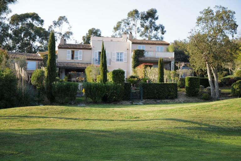 Charmantes Haus im Golf Club Saint Tropez - B&B Saint-Tropez