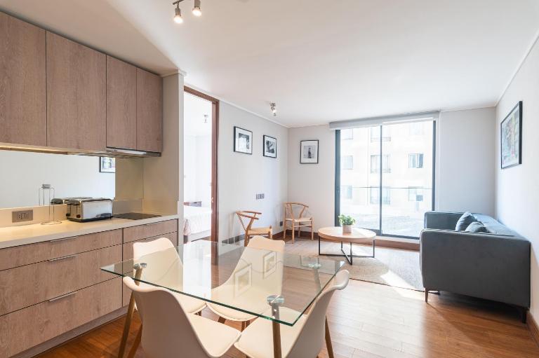 Uptown Eclectic 1BR W/ Wifi, Pool, Parking & Metro - B&B Santiago de Chile