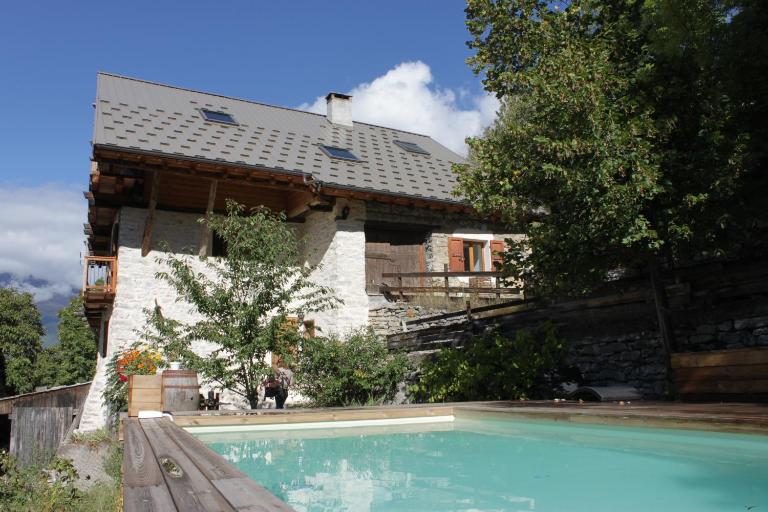 Très bel appartement, Parc national des Écrins, piscine et terrasse - Bed and Breakfast Les Vigneaux